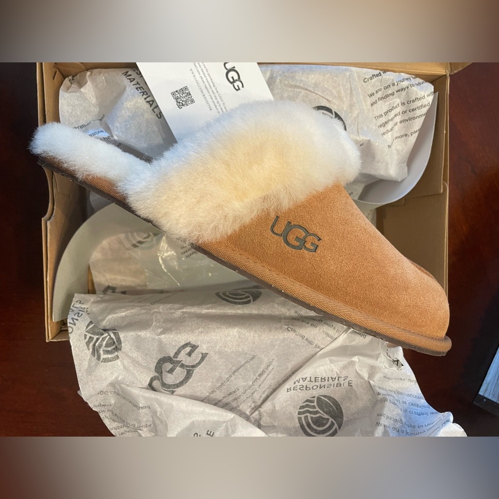New in Box UGG Women's Tan and Cream Sheepskin Slippers
